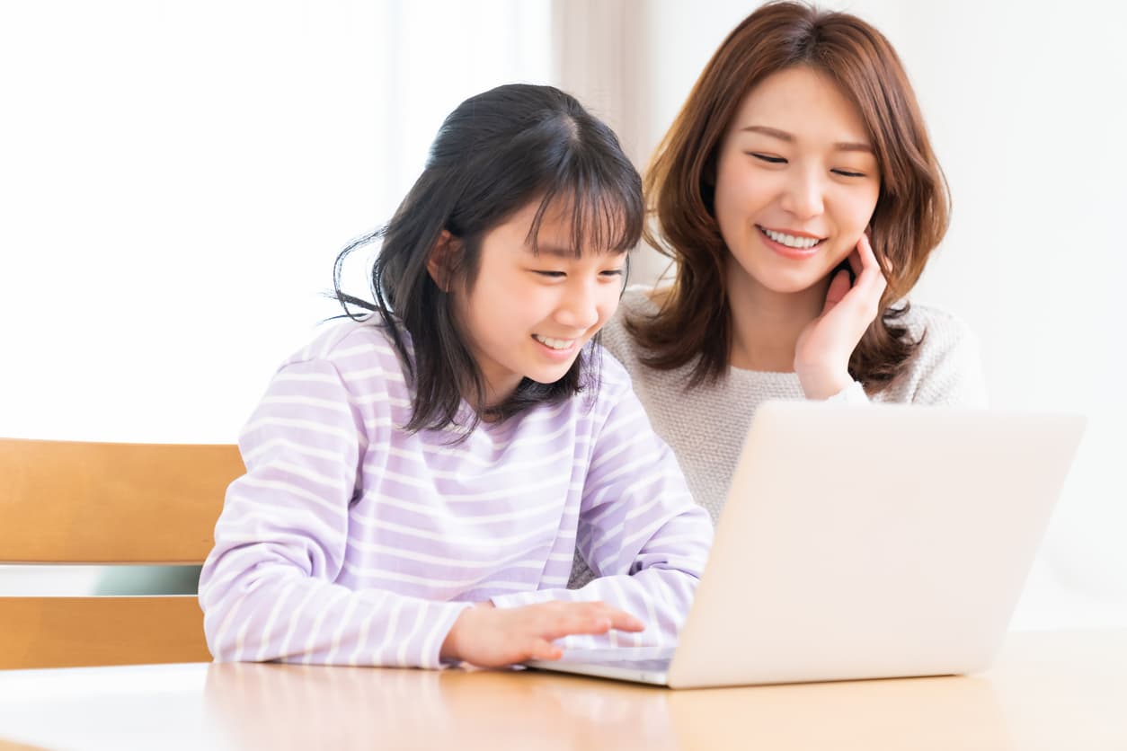 親子でデバイスを見ながら会話する様子